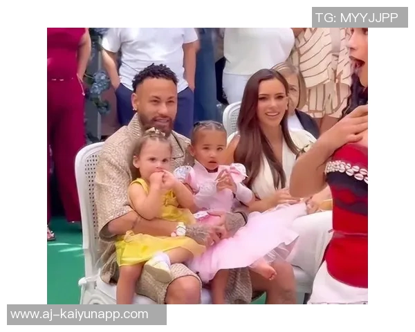 内马尔因伤缺阵携女儿现身球场为桑托斯加油助威